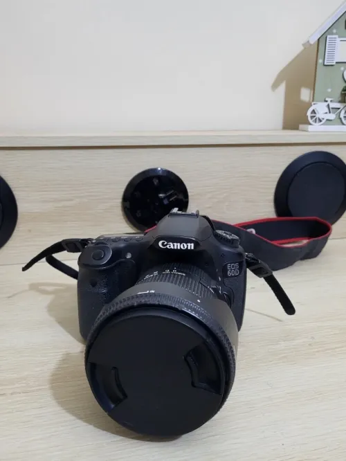 Canon EOS 60D Appareil photo Reflex 18 Mpix CMOS APS-C + Sigma EX 17-50mm - f/2.8 DC OS HSM 