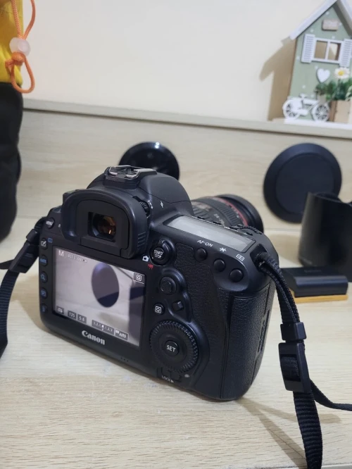 Canon EOS 5D Mark IV | Capteur 30Mpx Rendu cinématographique 4K + Objectif Canon EF 24 70 2.8 L USM