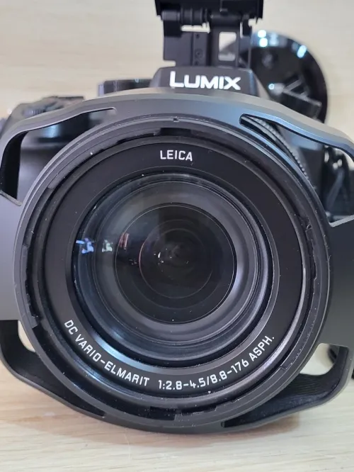 Panasonic Lumix FZ2000 - 20.1MP - VIDEO EN 4K Ultra HD / 24 pi/s - 20x zoom optique Leica Wi-Fi