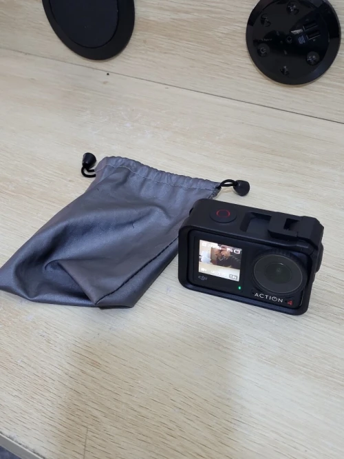 DJI Osmo Action 4 - Caméra d'Action étanche 4K/120 FPS Images saisissantes en Basse lumière 1770mAh