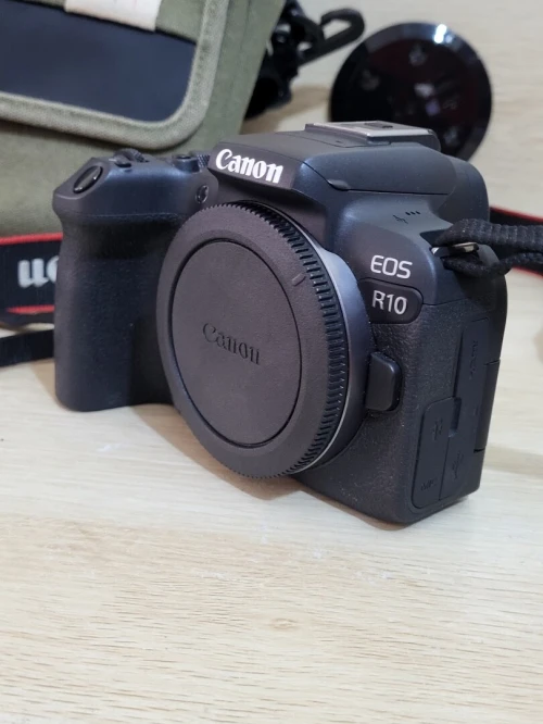 CANON EOS R10 hybride enregistrement en 4K UHD + objectif RF-S 18-45mm F4.5-6.3 IS STM NEUF