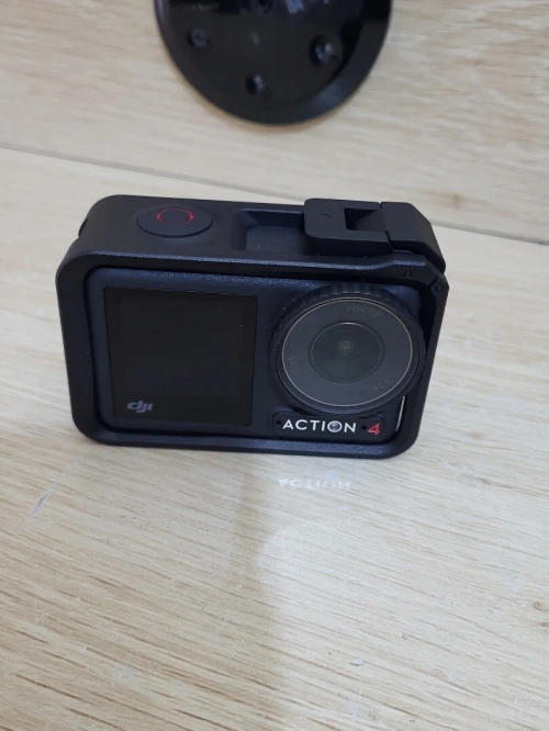 DJI Osmo Action 4 - Caméra d'Action étanche 4K/120 FPS Images saisissantes en Basse lumière 1770mAh
