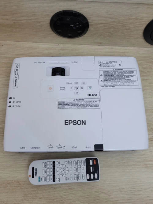 EPSON EB1751 PROJECTEUR 3LCD - PORTABLE - 2600 LUMENS - XGA (1024 x 768) - 4:3 + 2 TÉLÉCOMMANDES