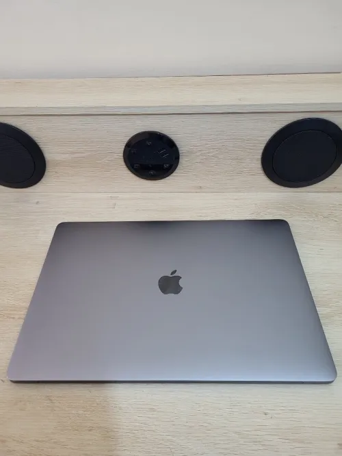 MacBook Pro 15.6" | CORE i7 | 16GB RAM | AMD RADEON PRO 455 2GB | 512GB SSD | GAMME Workstation