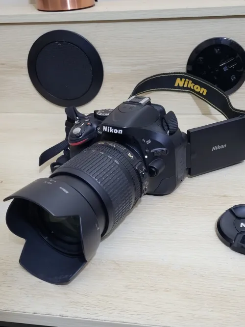 Nikon D5200 Appareil photo numérique Réflex 24,2 Mpix + Objectif AF-S DX 18-105mm f/ ED VR