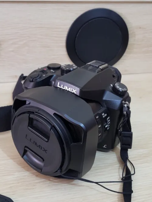 Panasonic Lumix FZ2000 - 20.1MP - VIDEO EN 4K Ultra HD / 24 pi/s - 20x zoom optique Leica Wi-Fi