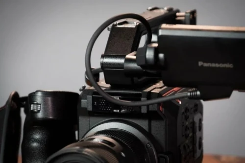 CAMERA PROFESSIONNELLE PANASONIC EVA1 CAPTEUR SUPER 35mm 5.7K 5720 X 3016 VIDEO 4K DE QUALITE CINEMA
