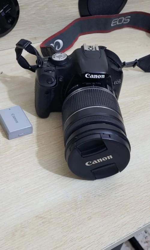 Canon EOS 500D Appareil photo numérique Reflex 15.1 Mpix + Objectif Canon EF-S 18-200 mm f/3,5-5,6 IS APS-C