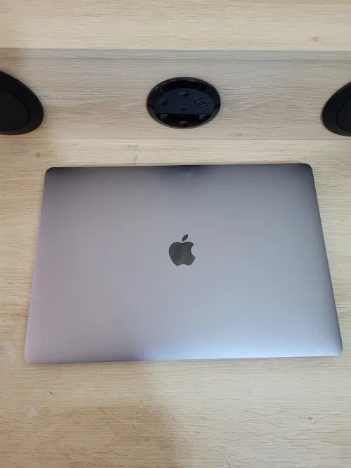 MacBook Pro 15.6" | CORE i7 | 16GB RAM | AMD RADEON PRO 455 2GB | 512GB SSD | GAMME Workstation