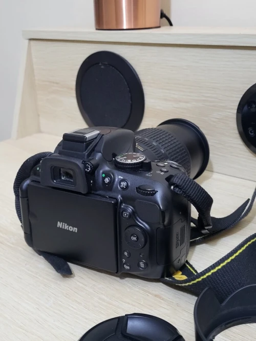 Nikon D5200 Appareil photo numérique Réflex 24,2 Mpix + Objectif AF-S DX 18-105mm f/ ED VR