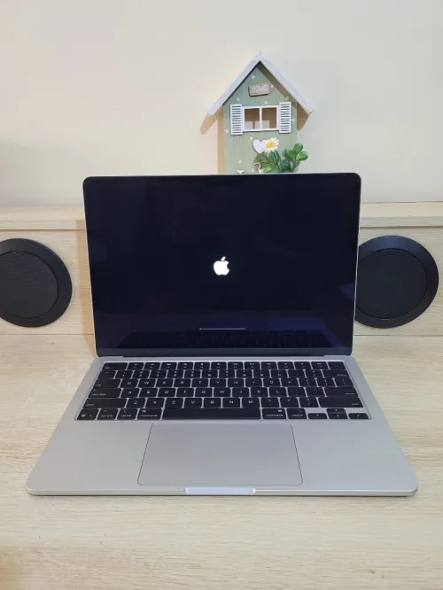 MacBook Air M4 2024 Argent | PUCE M4 8 CORE | GPU 10 CORE | 16GB RAM | 512GB SSD | CYCLES 95 | CAPACITÉ BATTERIE 100%
