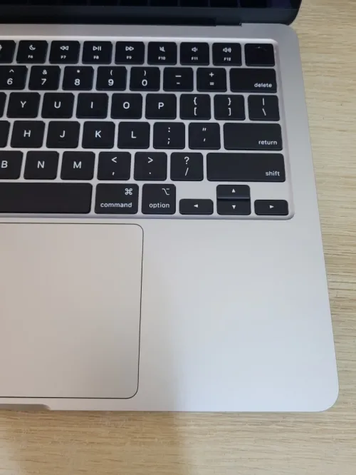 MacBook Air M4 2024 Argent | PUCE M4 8 CORE | GPU 10 CORE | 16GB RAM | 512GB SSD | CYCLES 95 | CAPACITÉ BATTERIE 100%