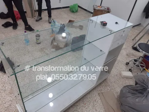 Comptoir et présentoir vitrine d'exposition en verre 