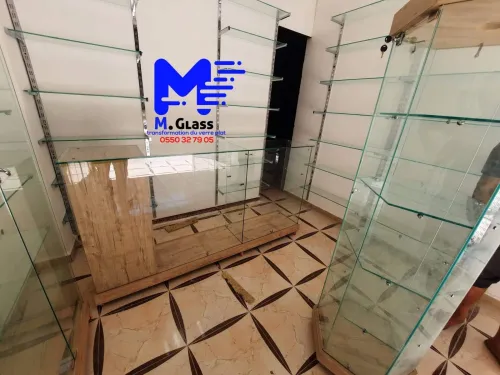 Comptoir et présentoir vitrine d'exposition en verre 
