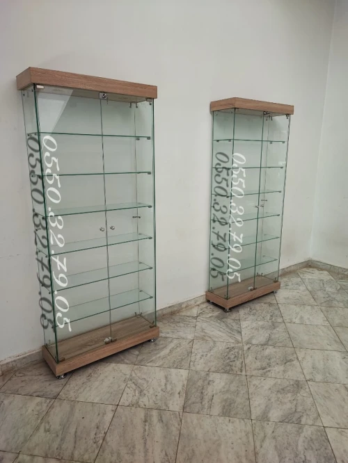 Vitrine armoire et présentoir d'exposition en verre 