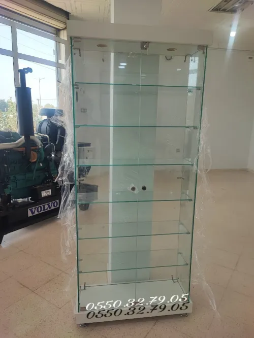 Vitrine armoire et présentoir d'exposition en verre 