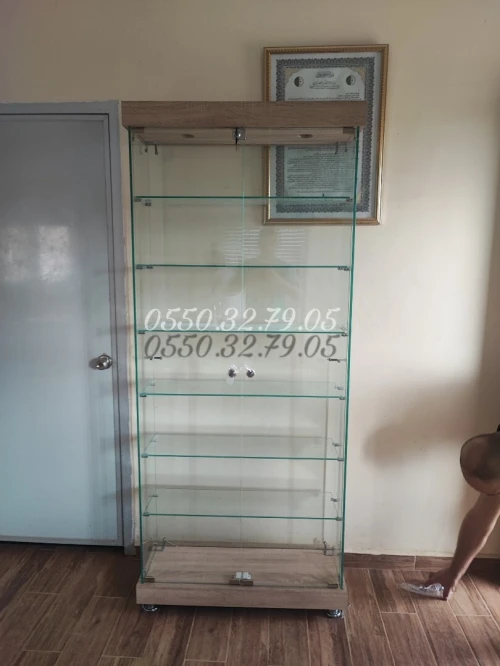 Vitrine armoire et présentoir d'exposition en verre 