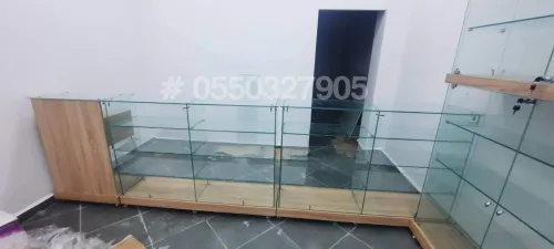 Comptoir et présentoir vitrine d'exposition en verre 