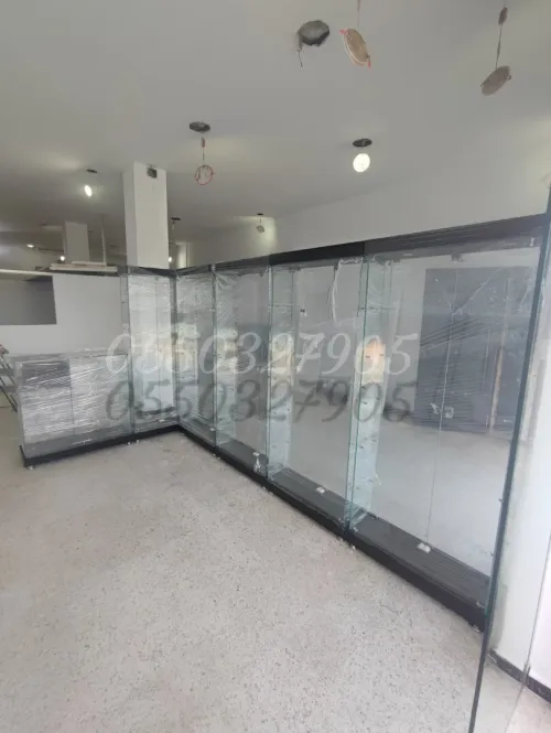 Vitrine armoire et présentoir d'exposition en verre 