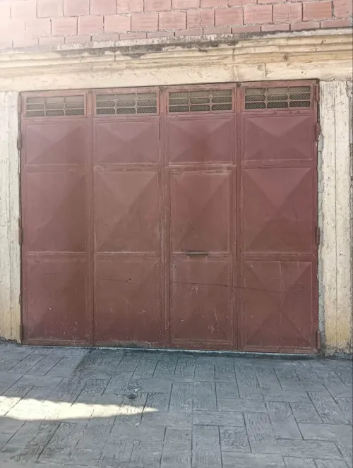 Grand portail de garage