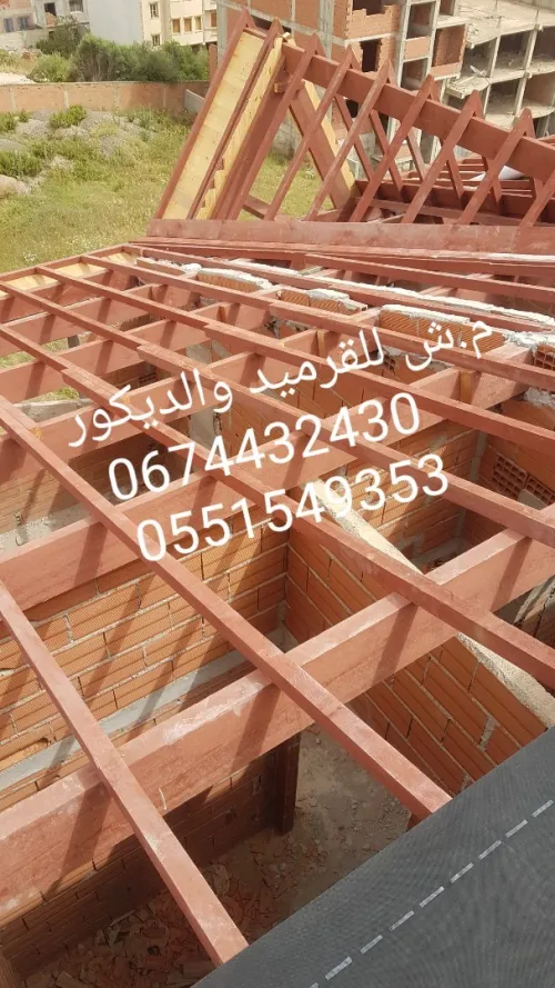 CHARPENTIER en bois 