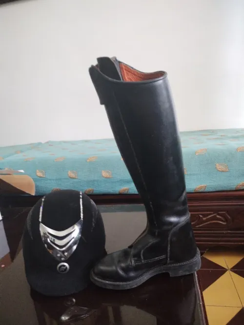 Cavaliere et demi boots, bombe, étrier et chaps neuf sous emballages