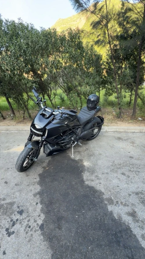 DUCATI DIAVEL CARBON ÉDITION 2011