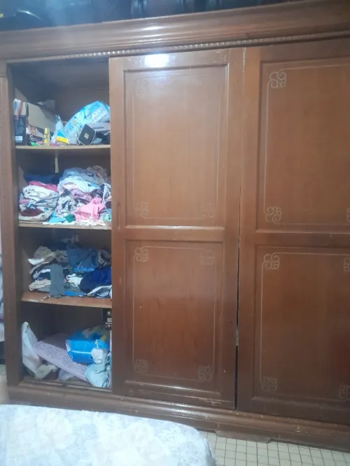 Armoire en bois rouge 3 porte coulissante