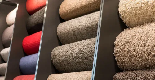 Pose de moquette, revêtement mural en PVC, plafond.