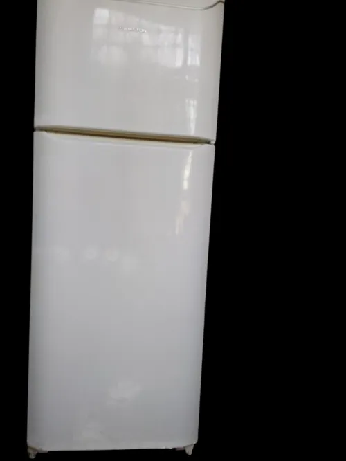Réfrigérateur ARISTON grande modèle 31 000 da négociable.
