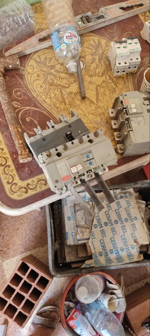 قواطع كهربائية