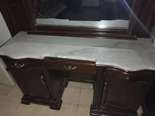 Coiffeuse et 2 table de nuit a vendre 