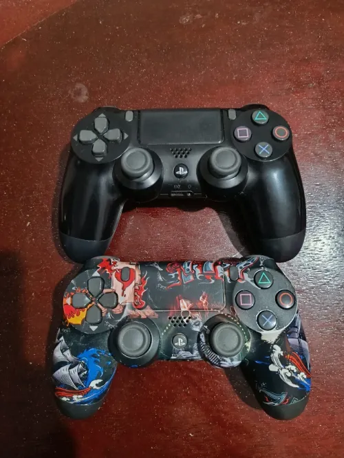 Ps 4 slim 1 tr modèle 2216B Version 13.02 avec La boîte et 2 manette Original et Copie  Avec tout les câbles bien sûr Original  Câbles de chargement  Câbles de hdm Câbles d'alimentation