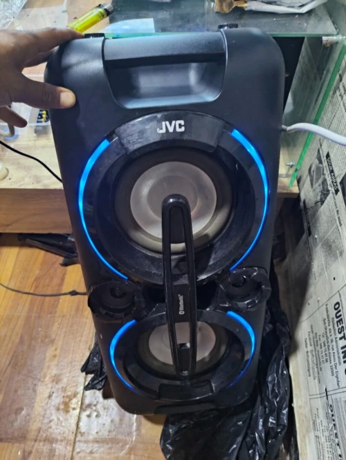 Enceinte Bluetooth JVC portable avec LED, très bon état.