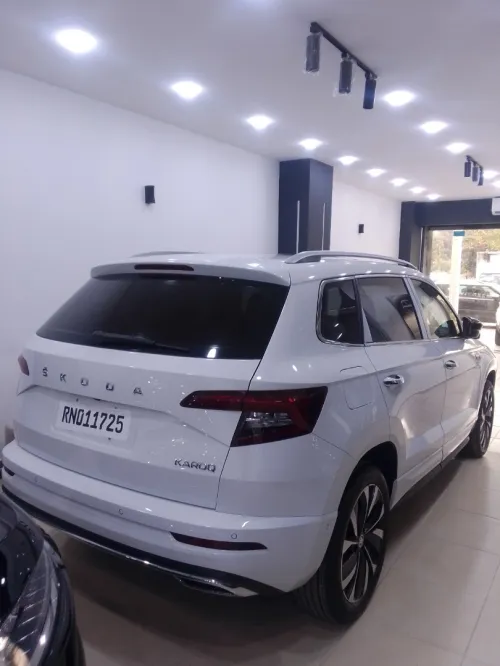 SKODA KAROQ 2025 (blanc et noire) 