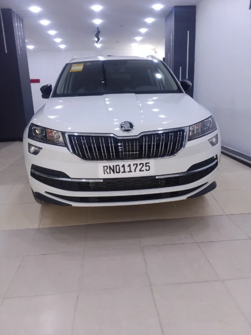 SKODA KAROQ 2025 (blanc et noire) 