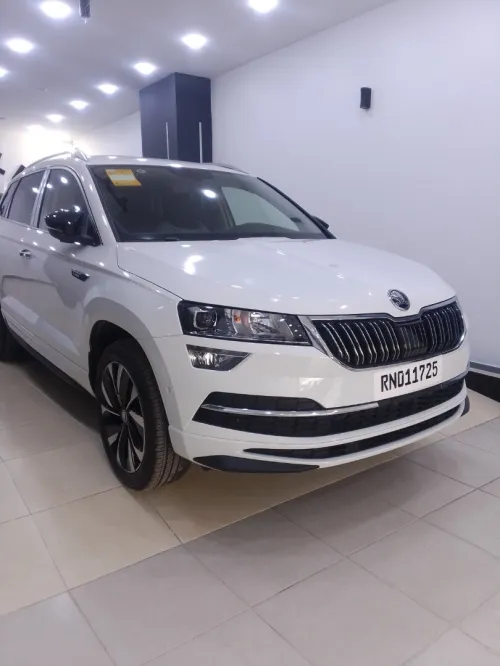 SKODA KAROQ 2025 (blanc et noire) 