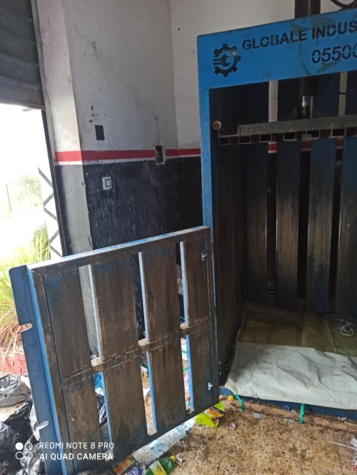 Une machine presse hydraulique à vendre 