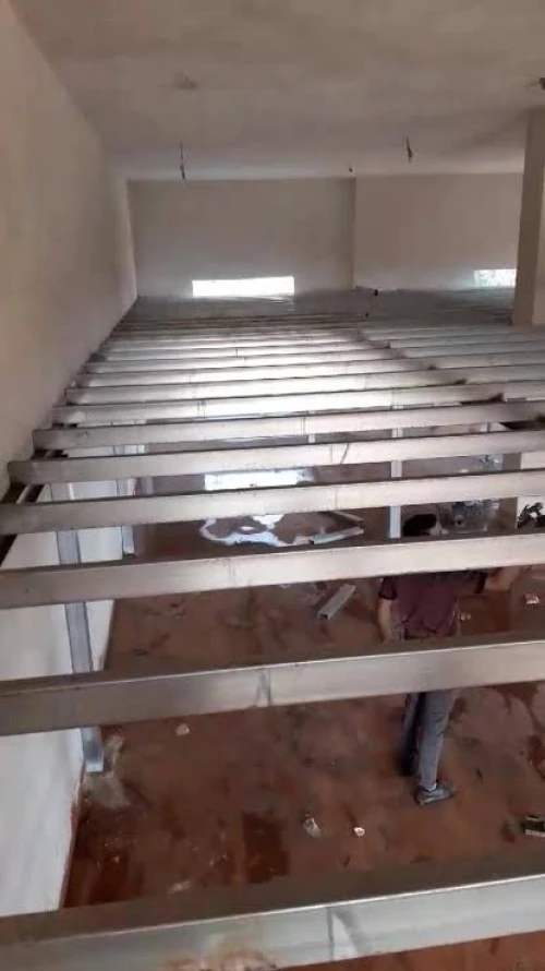 سدة بالحديد أو الحطب soupente en fer et en bois fini