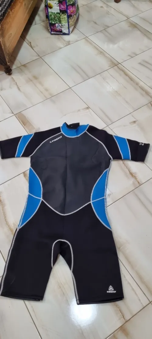 TENUES DE PLONGÉE DIFFERENTS MODELES MARQUES ET TAILLES