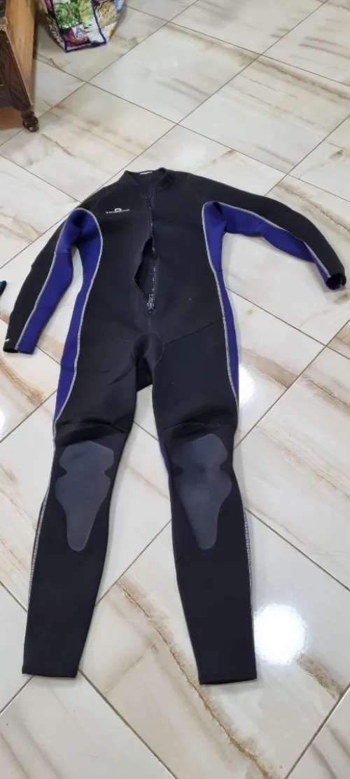 TENUES DE PLONGÉE DIFFERENTS MODELES MARQUES ET TAILLES