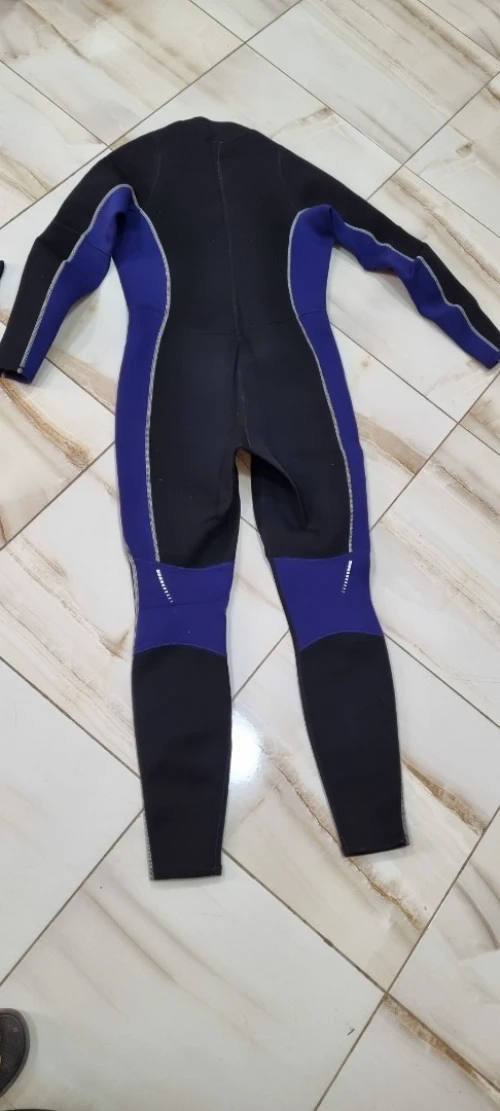 TENUES DE PLONGÉE DIFFERENTS MODELES MARQUES ET TAILLES
