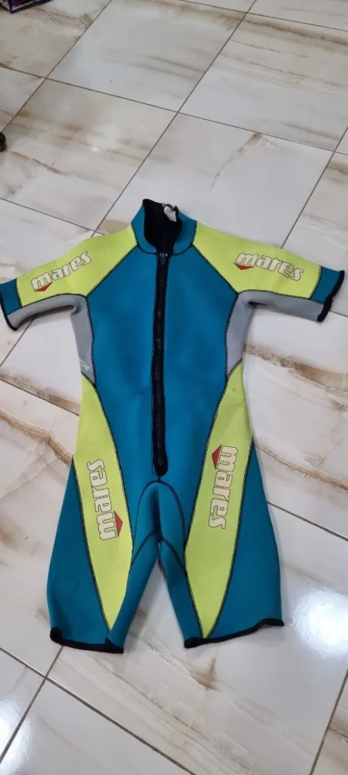 TENUES DE PLONGÉE DIFFERENTS MODELES MARQUES ET TAILLES