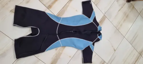 TENUES DE PLONGÉE DIFFERENTS MODELES MARQUES ET TAILLES