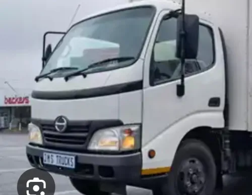Hino 300 plateau 2011