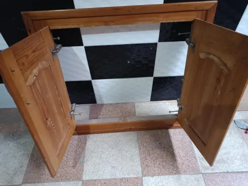Trois Meuble bas de cuisine hêtre,  deux avec deux porte et  un avec une porte et trois tiroirs