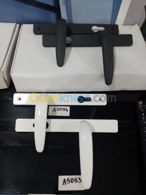 Accessoires en aluminium ( équerres, poignées, serrures)