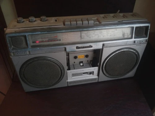 Radiocassette stéréo portable Panasonic RX-F véritable symbole des années 80, "Boombox"