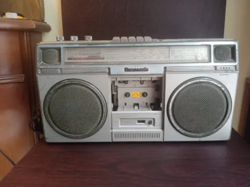 Radiocassette stéréo portable Panasonic RX-F véritable symbole des années 80, "Boombox"