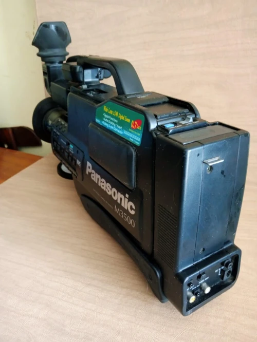 Vintage Camera Panasonic M3500 VHS avec valise et chargeur